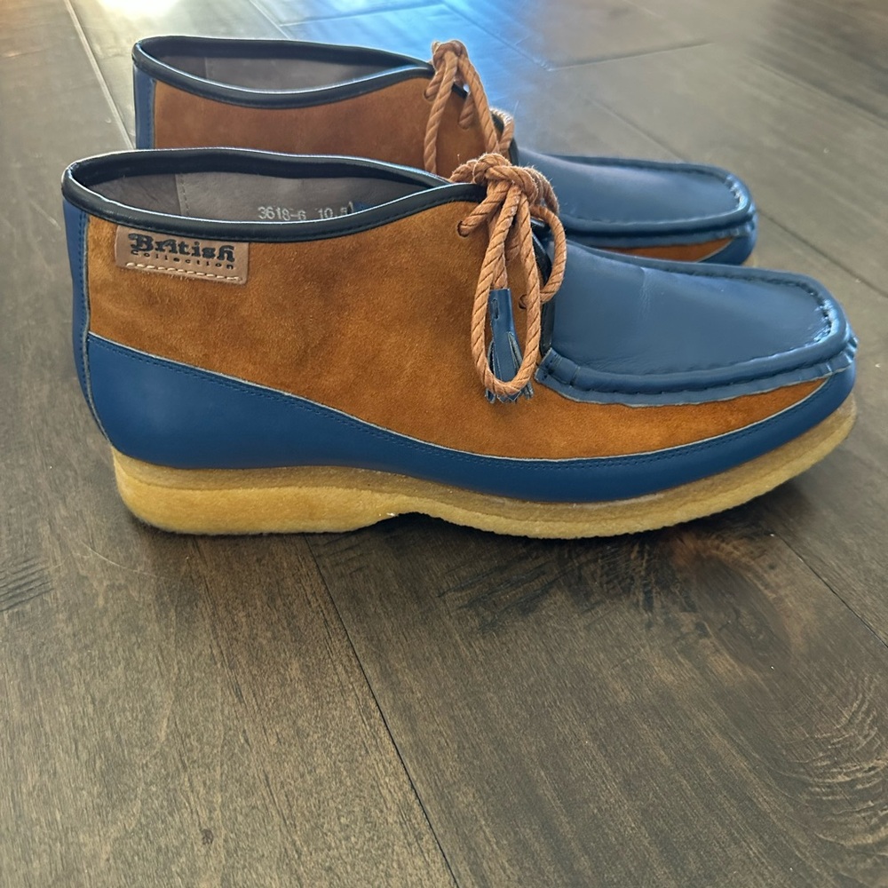 British Walkers - EUC Men’s Tan and Blue Suede Lace Ups sz 10.5